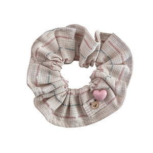 Chouchou à carreaux roses avec écusson ours mignon et breloque en forme de cœur