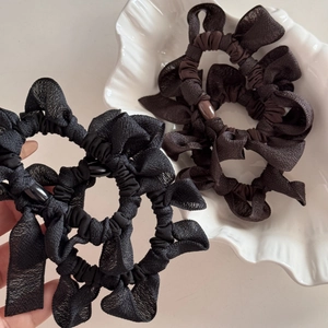 Chouchous à nœuds plissés élégants en noir et marron café foncé en tissu texturé premium