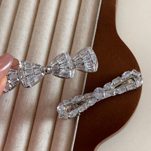 Barrette à nœud en strass étincelants et pince minimaliste avec finition argentée chic
