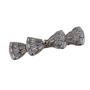 Barrette élégante en forme de nœud avec strass et zircone sur finition argent