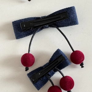 Λεπτομέρεια από τσιμπιδάκια denim με κόκκινο κεράσι και φιόγκο για κορίτσια