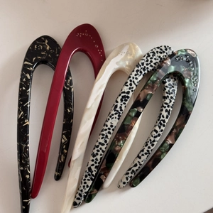Five-piece set of U-shaped acetate hair pins in tortoiseshell and marble patterns with rhinestones