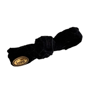 Elegante fermaglio per capelli in velluto nero con medaglia d'oro incisa love