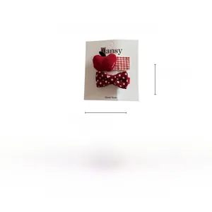 Détail de la pince à cheveux pomme rouge et du nœud à carreaux avec dimensions