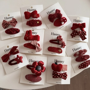 Détails de pinces à cheveux rouges et nœuds à motifs écossais sur cartes de support