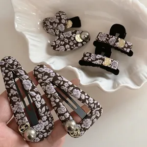 Pince à Cheveux en Tissu Floral Rétro Français Künstliche Perle Badge en Métal Doré Élégante Pince Requin pour Femme Accessoires