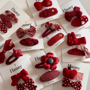 Détail de l'ensemble de barrettes rouges avec velours, tricot et motifs à carreaux
