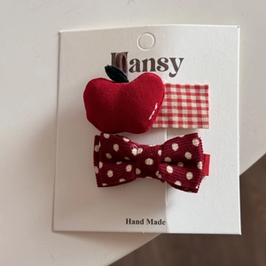 Détails des barrettes à cheveux pomme en peluche rouge et nœud à pois bordeaux