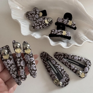 Lot de pinces à cheveux à motif fleuri avec perles et breloques dorées élégantes