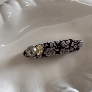 Pince à cheveux en tissu floral avec perle grise et bouton doré gravé