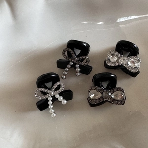 Mini black hair claws with elegant pearl bows and sparkling rhinestones for women