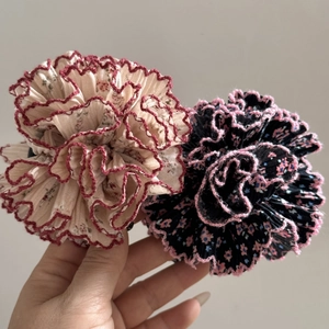 Vue détaillée de chouchous à fleurs montrant la texture et les bords surjetés
