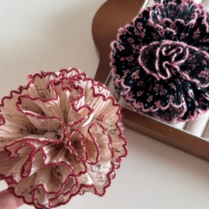 Pince à cheveux en tissu plissé floral avec motif doux pour coiffures élégantes