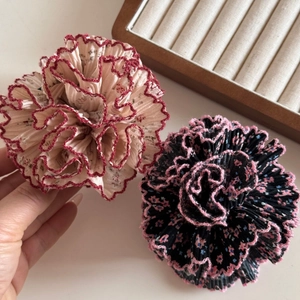 Pince à cheveux fleurie avec volants plissés en tissu pour coiffures élégantes