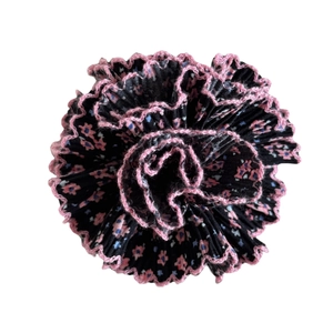 Pince à cheveux fleurie en tissu plissé noir avec bordure rose ondulée pour femme