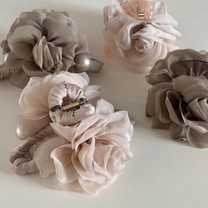 Pinces à cheveux élégantes avec roses en organza et perles en rose et taupe