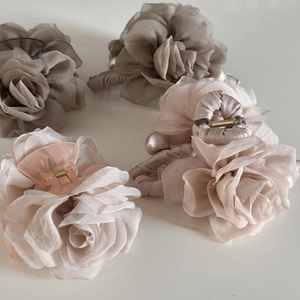 Détails de pinces à cheveux rose en organza avec perles élégantes et textures fines