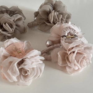 Élégante Pince à Cheveux Rose en Organza Fait à la Main en Tissu Grande Pince Crabe Florale Décoration de Künstliche Perles