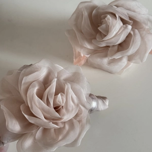 Pince à cheveux fleur de rose en organza rose poudré avec perle délicate et design chic