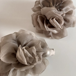 Élégante pince à cheveux rose en organza champagne et chouchou en perles pour femme