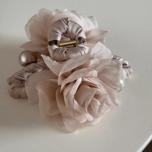Détail de la pince à cheveux rose en organza faite main avec de grandes perles