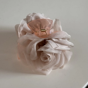 Détail de la grande pince à cheveux rose en tissu champagne avec ressort doré
