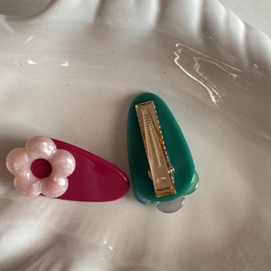 Detailansicht der süßen Acetat-Blumen-Haarspangen mit rosa Harzblumen und Metall-Entenschnabelclip