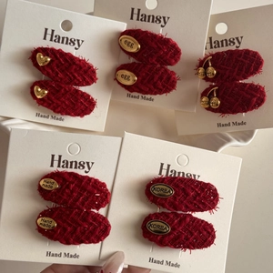 Haarklammern aus rotem Tweed mit goldenem Herz und Kirsche für elegante Damenfrisuren