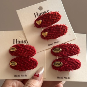 Set mit 6 roten Tweed-Haarspangen mit Goldherz-Emblem für festliche Neujahrsfrisuren