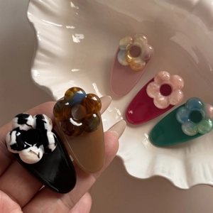 Set mit fünf süßen Blumen-Haarclips aus Acetat in Marmor- und Macaron-Farben