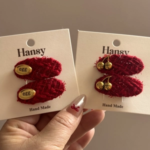 Rote Tweed-Haarspangen-Set mit goldener Plakette und Kirsch-Akzent für Frauen