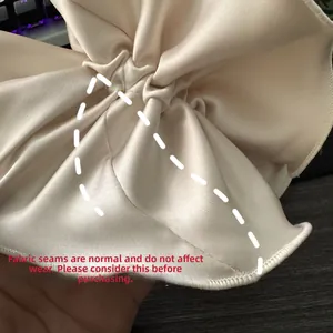 Vue détaillée de la couture interne et de la finition du chouchou en satin couleur champagne