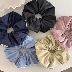 Lot de cinq chouchous en tissu denim bleu gris rose et beige pour les cheveux