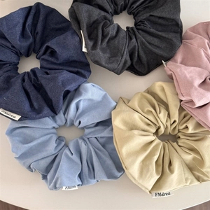 Lot de cinq chouchous en coton denim aux couleurs Morandi pour une coiffure douce et élégante