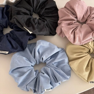 Lot de cinq chouchous en texture denim de couleurs assorties pour coiffure versatile