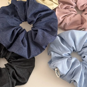 Lot de chouchous en coton texture denim en bleu, rose et noir avec étiquettes