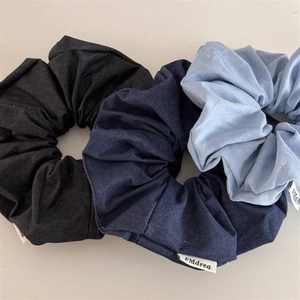 Texture détaillée de lot de 3 chouchous en denim noir, bleu foncé et bleu clair