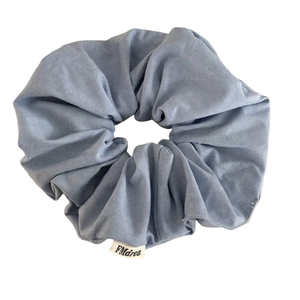 Chouchou en denim bleu clair avec texture plissée douce et étiquette tissée FMdrea
