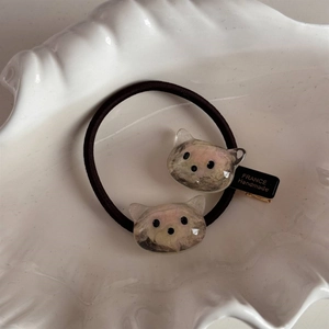 Détail de deux accessoires de cheveux chat en résine avec texte doré France Handmade inscrit