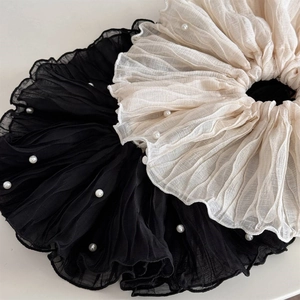 Übergroße Haargummis aus Mesh in Schwarz und Beige mit Perlen und plissiertem Chiffon-Stoff