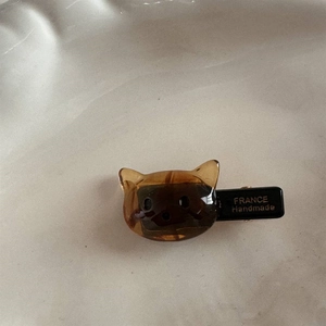 Détail de la pince à cheveux chat en acétate ambré avec gravure dorée à la main
