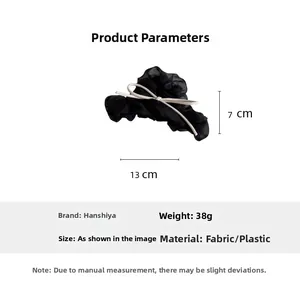 Vue détaillée de la pince à cheveux en tissu plissé noir avec mesure de 13 cm