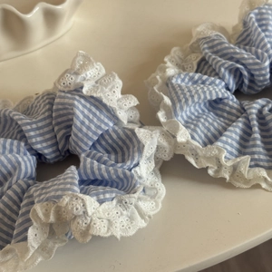Chouchous rayés bleus avec bordure en dentelle blanche, style académique en lot de 2