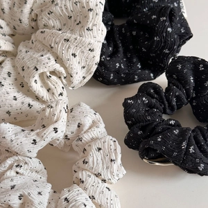 Haargummi-Set mit Blumenmuster in Schwarz-Weiß aus strukturiertem Stoff und Label