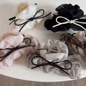 Détail de pinces à cheveux en organza élégantes en plusieurs couleurs avec griffes transparentes