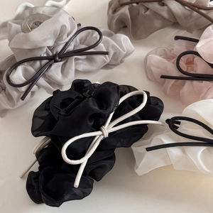 Pinces à cheveux élégantes en organza plissé avec nœuds en noir, ivoire et rose poudré