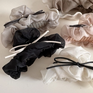 Détails de grandes pinces à cheveux élégantes en organza plissé avec petits nœuds