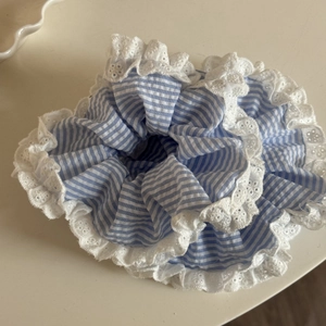 Chouchou à rayures bleues et blanches avec dentelle pour un look académique doux