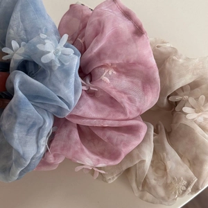 Coleteros de organza en colores pastel con delicadas flores blancas 3D decorativas