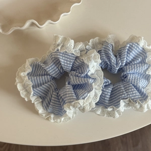 Détail de chouchous à rayures bleues et blanches avec bordure en dentelle blanche lot de 2